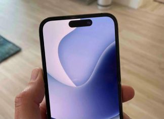 با این روش ساده میتوانید آیفون خود را به حفره نمایشگر مجهز کنید