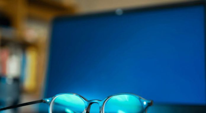 تحقیق جدید: عینکهای فیلترکننده نور آبی تأثیر خاصی در محافظت از چشم ندارند