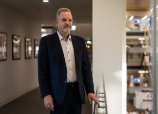 مدیرعامل شرکت آرم میترسد که انسانها کنترل هوش مصنوعی را از دست بدهند