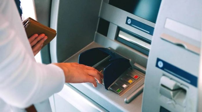 چرا خودپرداز کارت بانکی را ضبط میکند؟ از خطای انسانی تا مشکلات فنی